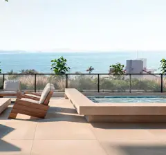 Terraço ensolarado com poltrona de madeira, piscina e vista panorâmica para o mar — Sungarden Beach Home em Cachoeira do Bom Jesus, Florianópolis