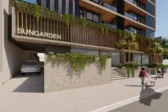 Entrada do edifício com logotipo Sungarden iluminado, acesso de garagem e jardim vertical — Sungarden Beach Home em Cachoeira do Bom Jesus, Florianópolis
