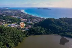 Vista aérea da localização com pino sobre Morro das Pedras, lagoa, praia e morro ao fundo — Terracota em Morro das Pedras, Florianópolis