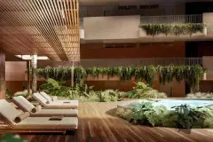 Piscina ao ar livre à noite com espreguiçadeiras e jardins suspensos nas varandas do edifício — Terracota em Morro das Pedras, Florianópolis