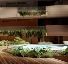 Piscina ao ar livre à noite com deck de madeira e jardins suspensos nas varandas — Terracota em Morro das Pedras, Florianópolis