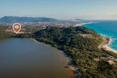 Vista aérea da localização com lagoa, morro verde, praia e oceano — Terracota em Morro das Pedras, Florianópolis