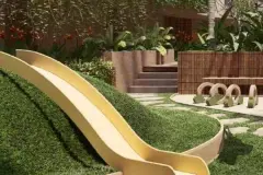 Playground com escorregador dourado embutido em morro gramado e obstáculos de madeira — Terracota em Morro das Pedras, Florianópolis