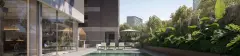 Área da piscina com espreguiçadeiras verdes, guarda-sol e jardim tropical ao lado do edifício — Torres do Porto em Estreito, Florianópolis