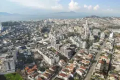 Vista aérea do Estreito com o empreendimento em destaque, centro de Florianópolis e baía ao fundo — Torres do Porto em Estreito, Florianópolis