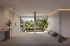 Hall de entrada com sofá verde, quadro de arte, plantas tropicais e janelão para jardim — Torres do Porto em Estreito, Florianópolis