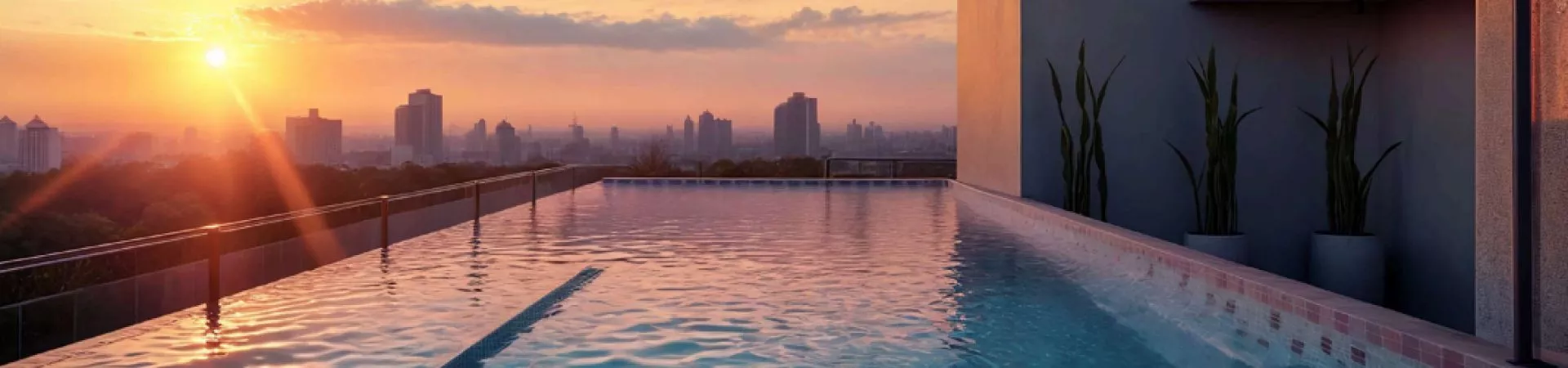 Piscina infinita no rooftop ao pôr do sol com skyline da cidade ao fundo — Tramonto em Ingleses, Florianópolis