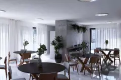 Salão de festas com mesas redondas escuras, cadeiras de madeira, plantas e cortinas brancas — Tramonto em Ingleses, Florianópolis