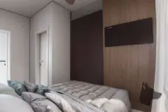 Home office integrado à sala com 3 monitores sob escada e sofá azul — Tramonto em Ingleses, Florianópolis