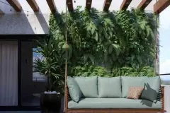 Terraço privativo com sofá em L bege, fire pit, jardim vertical e pergolado — Tramonto em Ingleses, Florianópolis