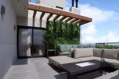 Rooftop ao pôr do sol com sofá em L bege, fire pit com chamas e vista panorâmica para o mar — Tramonto em Ingleses, Florianópolis