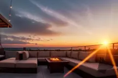 Rooftop com espreguiçadeiras de madeira e deck sob céu azul — Tramonto em Ingleses, Florianópolis
