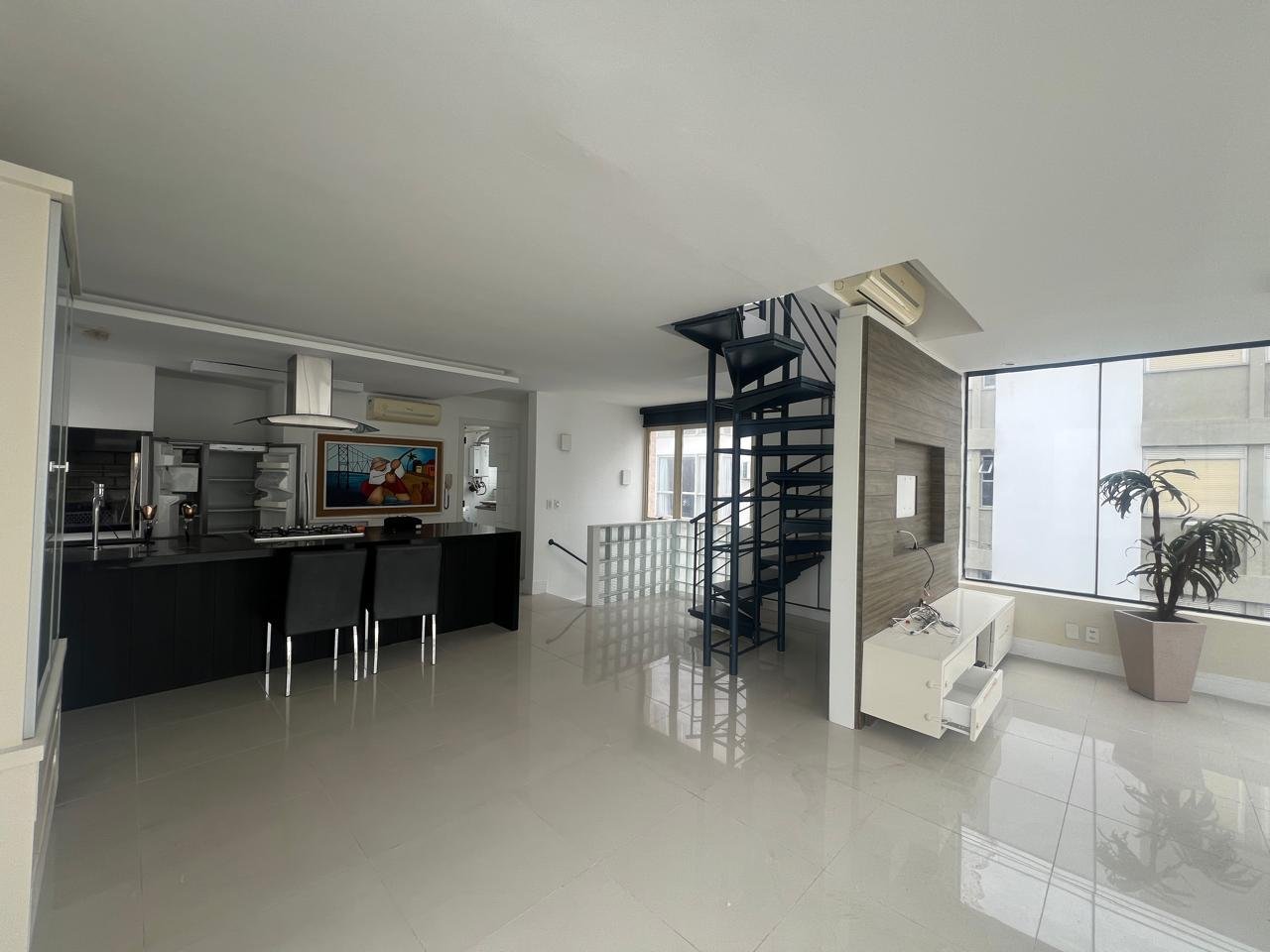 Cobertura triplex, semimobiliada no Centro de Florianópolis