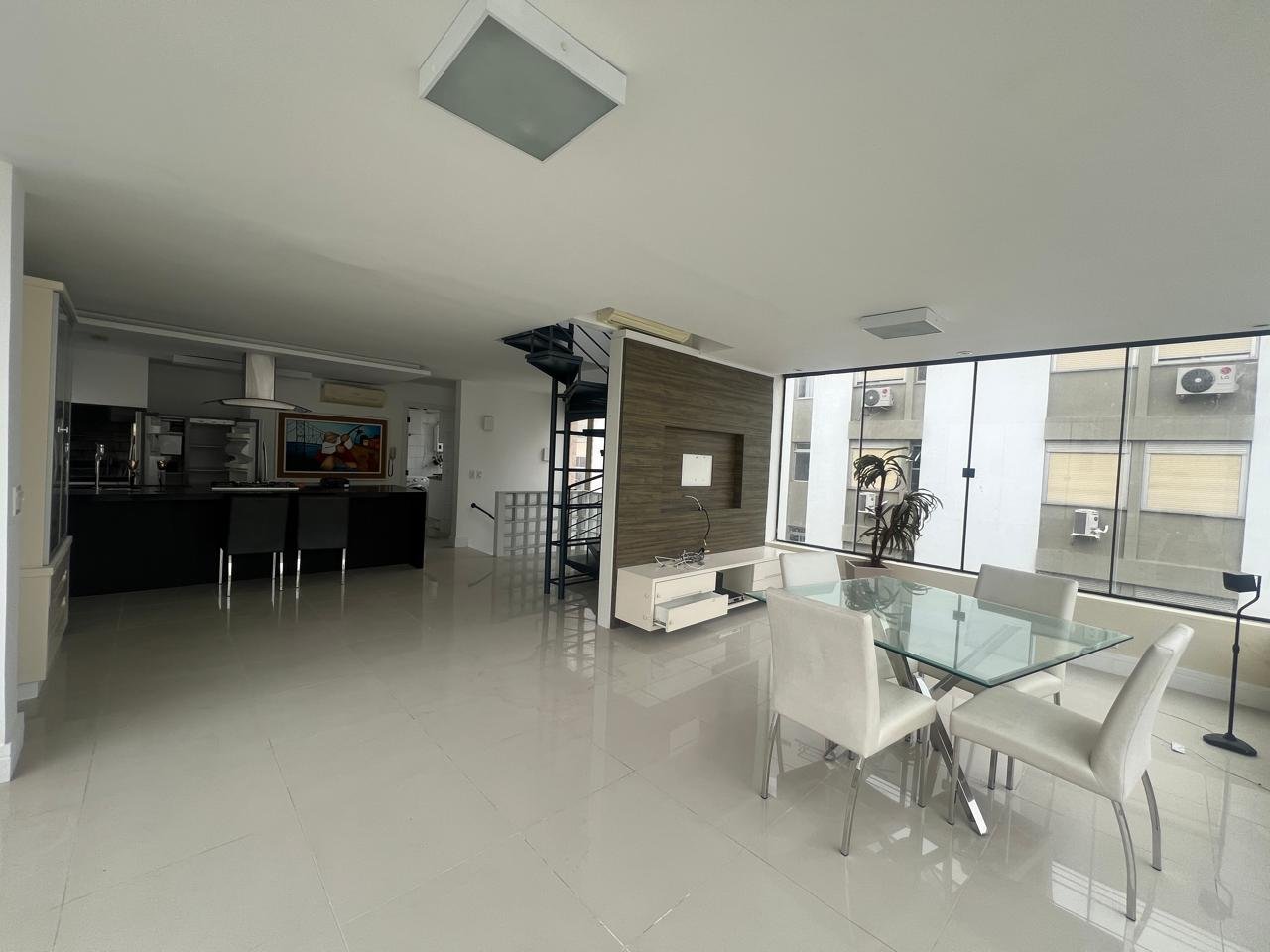 Cobertura triplex, semimobiliada no Centro de Florianópolis