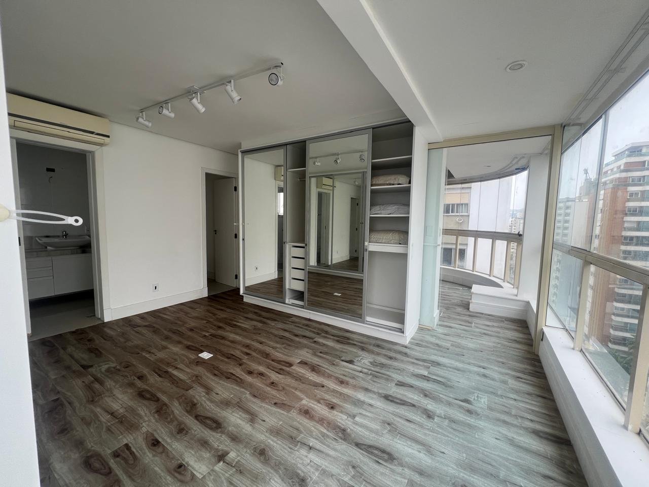 Cobertura triplex, semimobiliada no Centro de Florianópolis