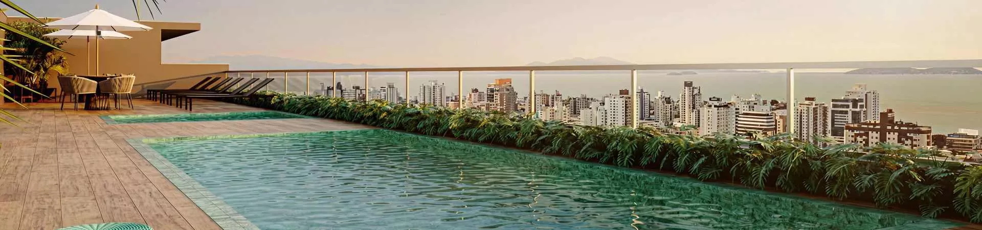 Piscina de borda infinita no rooftop com deck de madeira, espreguiçadeiras e vista panorâmica para a baía — Unity em Estreito, Florianópolis