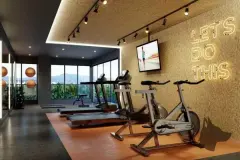 Academia com esteiras, bicicletas, TV e decoração neon Let's do This com janelas para o verde — Unity em Estreito, Florianópolis