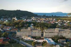 Área de fogueira com assentos circulares no jardim com paisagismo tropical ao entardecer — Upside Beach em Ponta das Canas, Florianópolis
