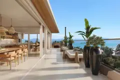 Terraço amplo com vasos ornamentais, sofás, área de refeições e vista para a baía — Upside Beach em Ponta das Canas, Florianópolis