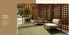 Hall de entrada com treliça de madeira, poltrona, tapete verde e jardim visível ao fundo — Vergê en Campeche, Florianópolis