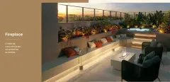 Área de fireplace ao entardecer com banco de alvenaria iluminado, almofadas coloridas, lareira a gás e ofurô ao fundo — Vergê en Campeche, Florianópolis