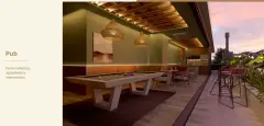 Pub com mesa de bilhar branca, pendentes de palha e balcão de bar ao fundo sob teto ripado de madeira — Vergê en Campeche, Florianópolis