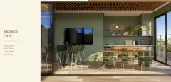 Espaço grill com bancada de pedra, mesas e cadeiras verdes, TV na parede e pendentes de palha — Vergê en Campeche, Florianópolis