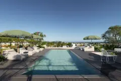 Rooftop com piscina rasa, espreguiçadeiras brancas e guarda-sóis verdes com vista panorâmica para o bairro Campeche — Verset em Campeche, Florianópolis