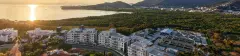 Vista aérea ao pôr do sol do complexo Villa Maggiore em João Paulo com lagoa e mata atlântica ao fundo — Villa Maggiore em João Paulo, Florianópolis