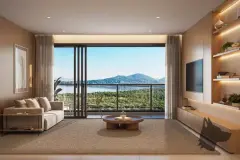 Sala de estar com sofá bege, mesa de centro redonda, TV embutida e varanda com vista para lagoa e morro — Villa Maggiore em João Paulo, Florianópolis