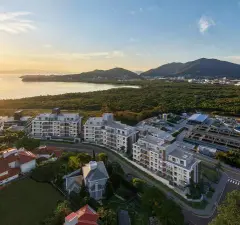 Vista aérea do complexo residencial com lagoa, mata atlântica e morros em formato vertical amplo — Villa Maggiore em João Paulo, Florianópolis