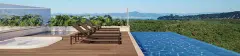 Piscina infinity no rooftop com deck de madeira, espreguiçadeiras, hidromassagem e vista panorâmica para a baía — Vision 1617 em Saco Grande, Florianópolis
