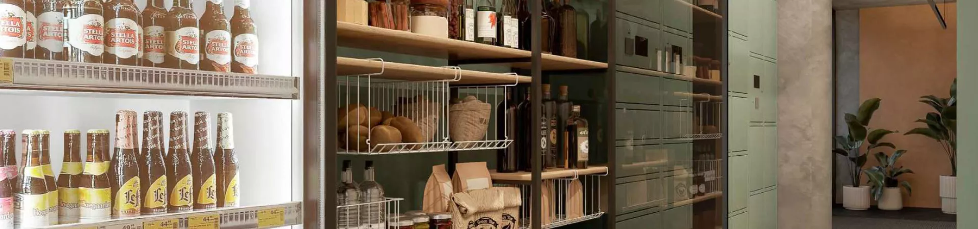 Minimercado com prateleiras de madeira cheias de alimentos, cervejeira com garrafas iluminada à esquerda e parede de armários à direita — Viva Balneário Estreito em Balneário, Florianópolis