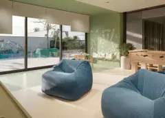Brinquedoteca com dois pufes azuis, parede verde com desenhos de giz e playground visível pelas portas de vidro — Viva Balneário Estreito em Balneário, Florianópolis