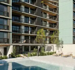 Piscina em primeiro plano com espreguiçadeiras e fachada do edifício de 10 andares refletida na água — Viva Balneário Estreito em Balneário, Florianópolis