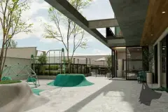 Playground externo com cúpula geodésica, escorregador, morro verde e área de convivência ao fundo — Viva Balneário Estreito em Balneário, Florianópolis