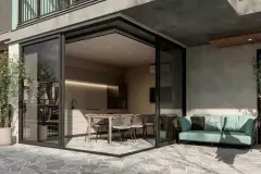 Área externa de apartamento garden com sofá azul turquesa, piso de pedras e portas de vidro abertas para cozinha — Viva Balneário Estreito em Balneário, Florianópolis