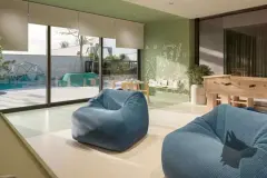 Brinquedoteca com pufes azuis, parede de lousa, mesa de atividades e playground com cúpula geodésica visível — Viva Balneário Estreito em Balneário, Florianópolis