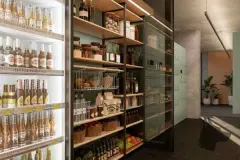 Minimercado com cervejeira de garrafas iluminada, prateleiras repletas de alimentos e parede de armários tipo locker — Viva Balneário Estreito em Balneário, Florianópolis