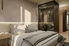 Dormitório principal com cama de casal, cabeceira ripada com iluminação LED embutida e guarda-roupa escuro com espelho — Viva Balneário Estreito em Balneário, Florianópolis