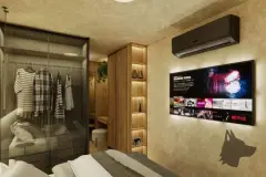 Dormitório com guarda-roupa de vidro e TV embutida, nicho de madeira com prateleiras iluminadas e ar-condicionado — Viva Balneário Estreito em Balneário, Florianópolis