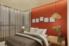 Suíte com cama de casal, parede de destaque em terracota, pendente de vime e quadros de mármore — Viva Balneário Estreito em Balneário, Florianópolis