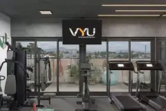 Academia de ginástica com aparelhos de musculação, bicicleta ergométrica, esteiras e TV com logotipo VYU — VYU One em Coqueiros, Florianópolis
