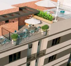 Área de lazer no rooftop com mesas, cadeiras, guarda-sol e piscina, vista lateral do edifício — VYU Pulse em Coqueiros, Florianópolis