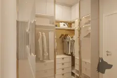 Closet em L com armários brancos, prateleiras iluminadas e espelhos de corpo inteiro — VYU Pulse em Coqueiros, Florianópolis