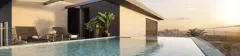 Piscina no rooftop ao pôr do sol em panorâmica com espreguiçadeiras de madeira e vista para a cidade — Yunic Haus Studios em Canasvieiras, Florianópolis