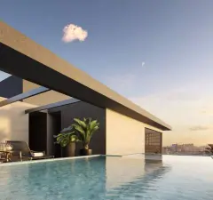 Piscina no rooftop ao entardecer em ângulo lateral com espreguiçadeiras e skyline ao fundo — Yunic Haus Studios em Canasvieiras, Florianópolis