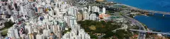 Vista aérea panorâmica do Centro de Florianópolis com arranha-céus, Parque da Luz, Ponte Hercílio Luz e baía — Zenn Living Residence em Centro, Florianópolis