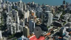 Vista aérea do Centro de Florianópolis com pin de localização indicando o terreno do empreendimento — Zenn Living Residence em Centro, Florianópolis
