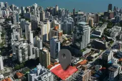 Vista aérea do Centro de Florianópolis com pin de localização ampliado indicando o terreno do Zenn — Zenn Living Residence em Centro, Florianópolis